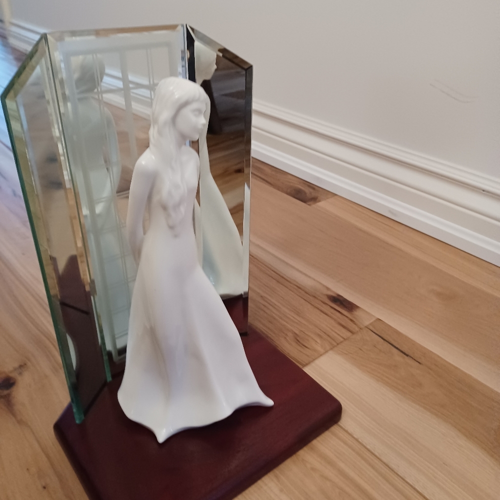 Genuine Royal Doulton Tomorrow's Dreams figure and stand - Picture 3 of 4